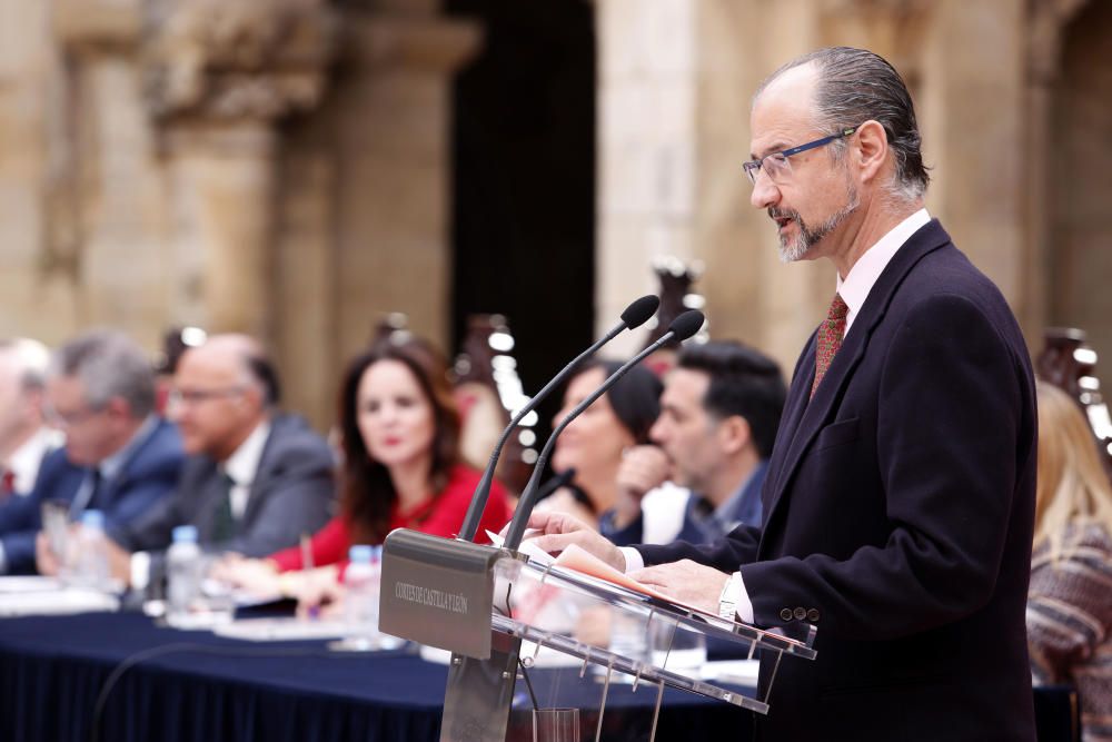 Diversos momentos del Pleno de las Cortes en León