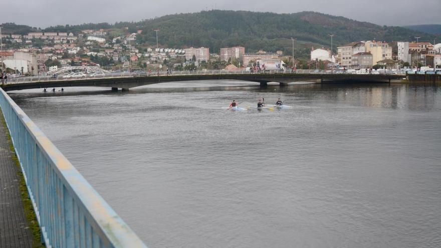 Río Lérez con piragüistas.