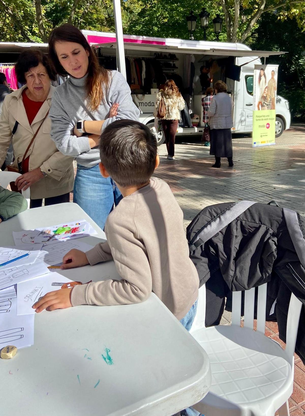 La artista Virginia Rivas imparte talleres este sábado en Cánovas.
