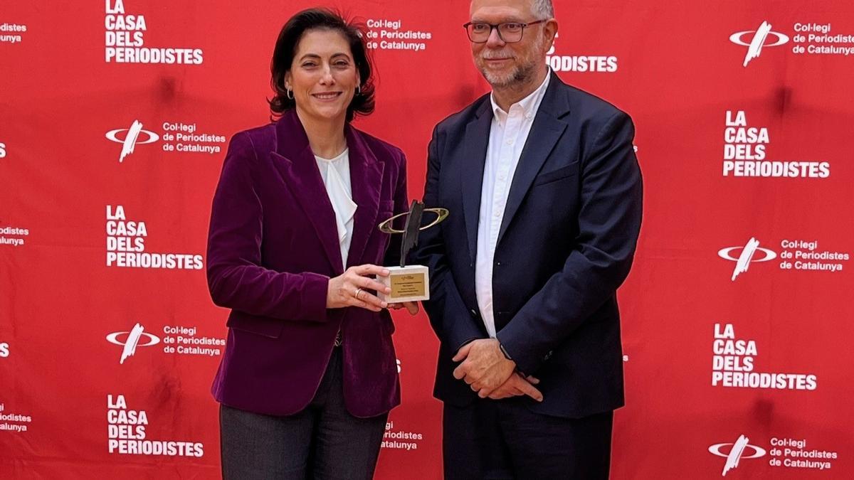 Maria Lluïsa Martínez,  directora de Comunicación y Relaciones Institucionales de CaixaBank, y Joan Maria Morros, decano del Col·legi de Periodistes de Catalunya.