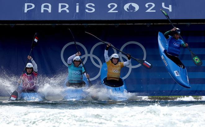 Angele Hug, Miren Lazkano, Eva Alina Hocevar y Ana Satilacompiten en piragüismo eslalon kayak cross femenino.