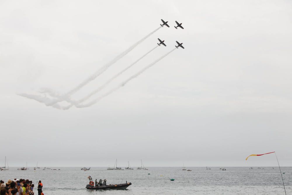 Miles de personas disfrutan a pie de playa del espectáculo protagonizado por el Ejército del Aire