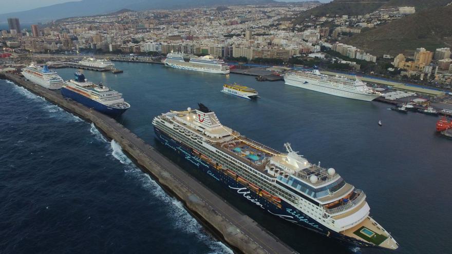 Panorámica aérea del Puerto de Santa Cruz de Tenerife con cinco cruceros atracados en sus muelles.