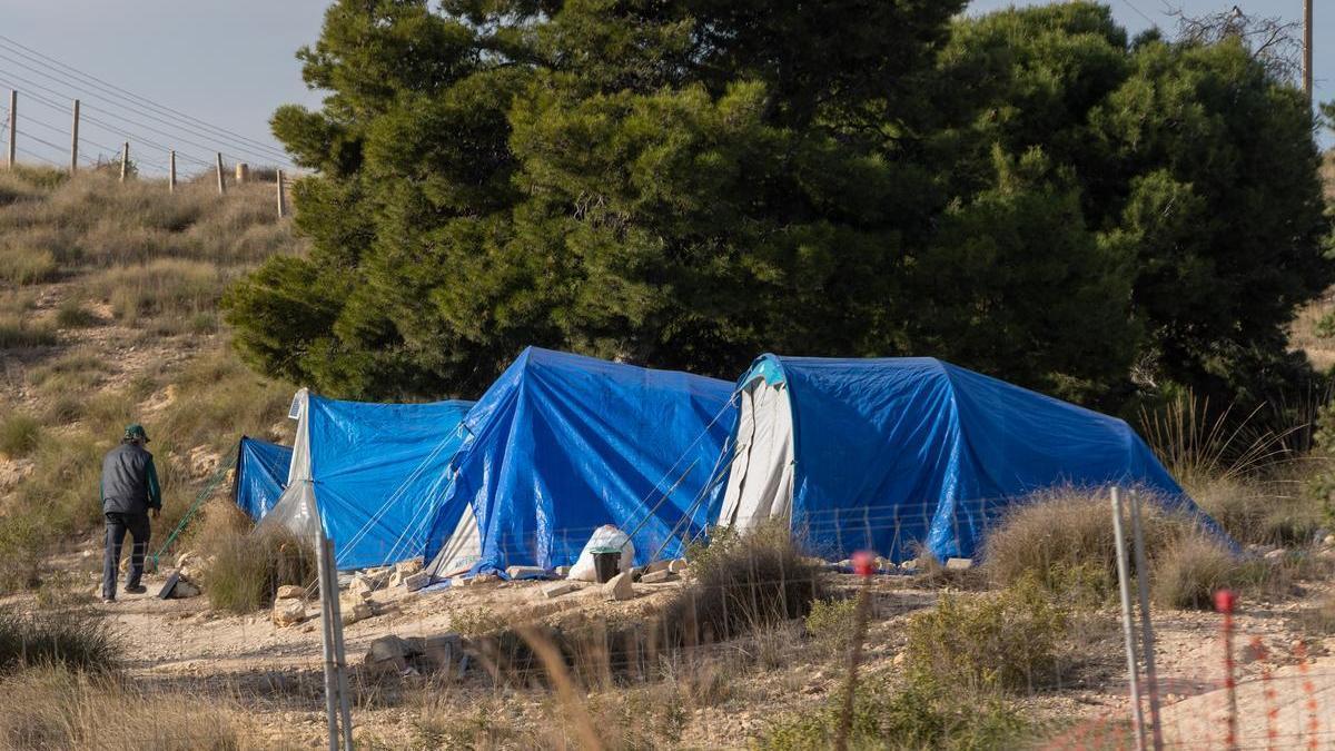 Personas sin hogar malviven en campamentos improvisados en el entorno del PAU 2