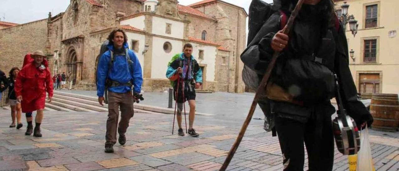 Un grupo de turistas, en el casco histórico de Avilés.