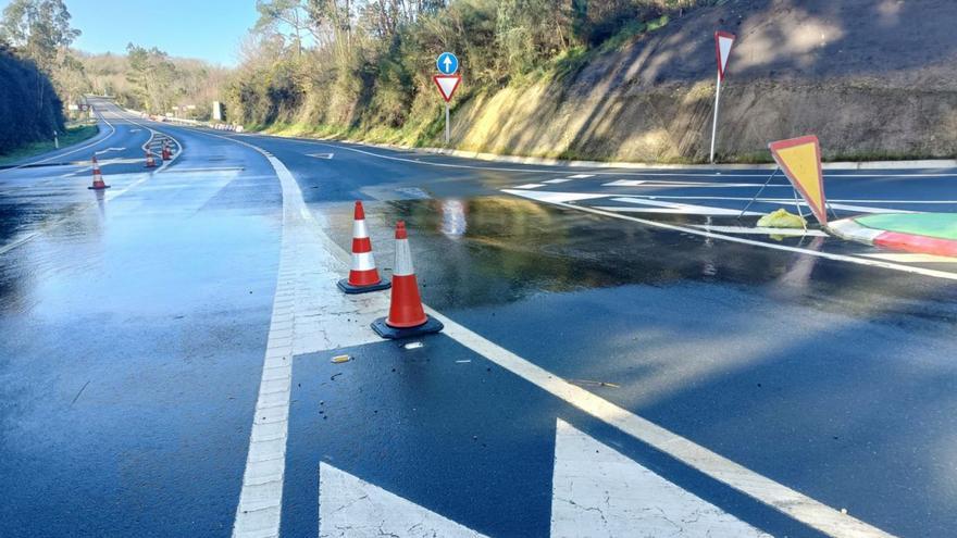 El PSOE denuncia el constante vertido de agua hacia la N-541 en el cruce de Serrapio