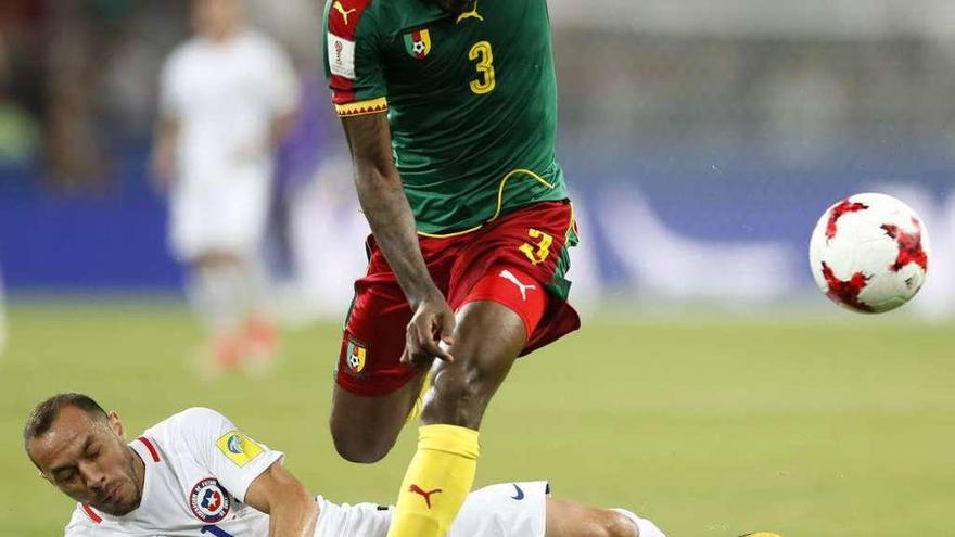El camerunés Anguissa pasa sobre el chileno Marcelo Díaz durante el partido de ayer. // Yuri Kochetkov