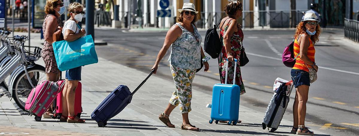 El veto británico es un «varapalo tremendo» para el turismo ibicenco