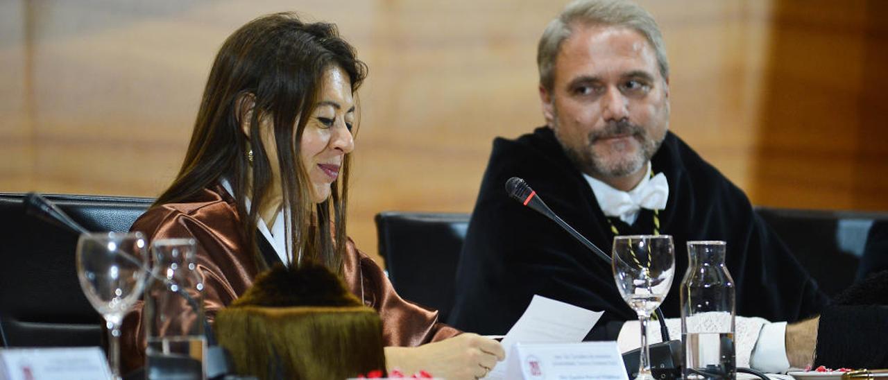 El rector Juanjo Ruiz observa ayer a la consellera Carolina Pascual durante su intervención.