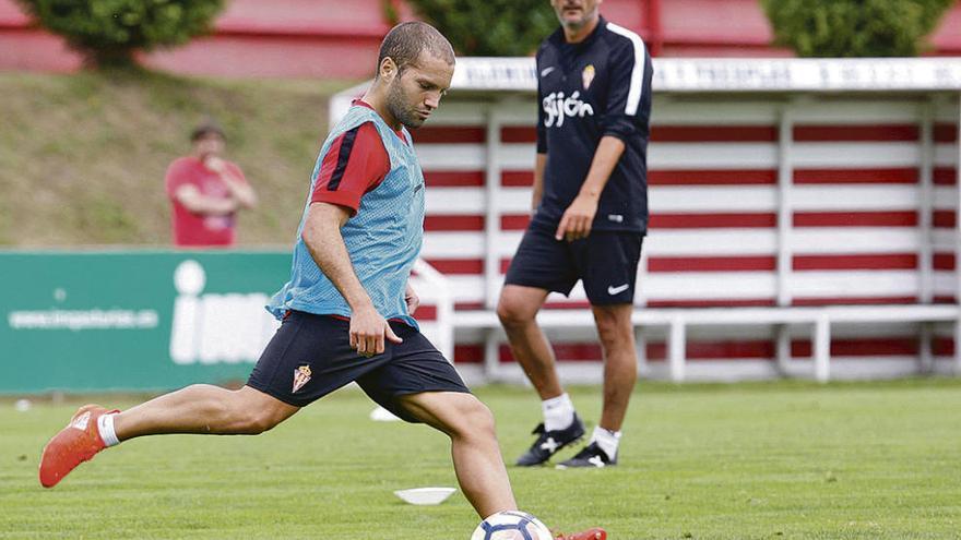 Lora golpea un balón en presencia de Iñaki Tejada en su vuelta a los entrenamientos con el grupo.