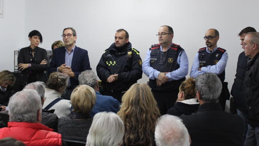 Representants del govern local i dels cossos policials, ahir a Pineda.