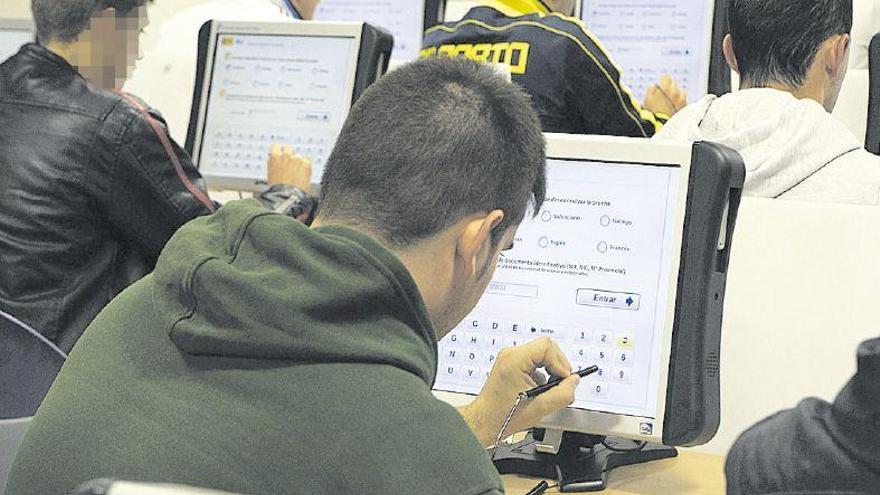 Investigan en Castelló un fraude al usar micros en el examen de conducir