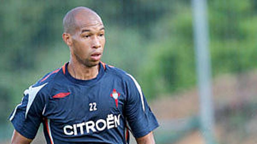 Dinei, durante un entrenamiento en A Madroa.