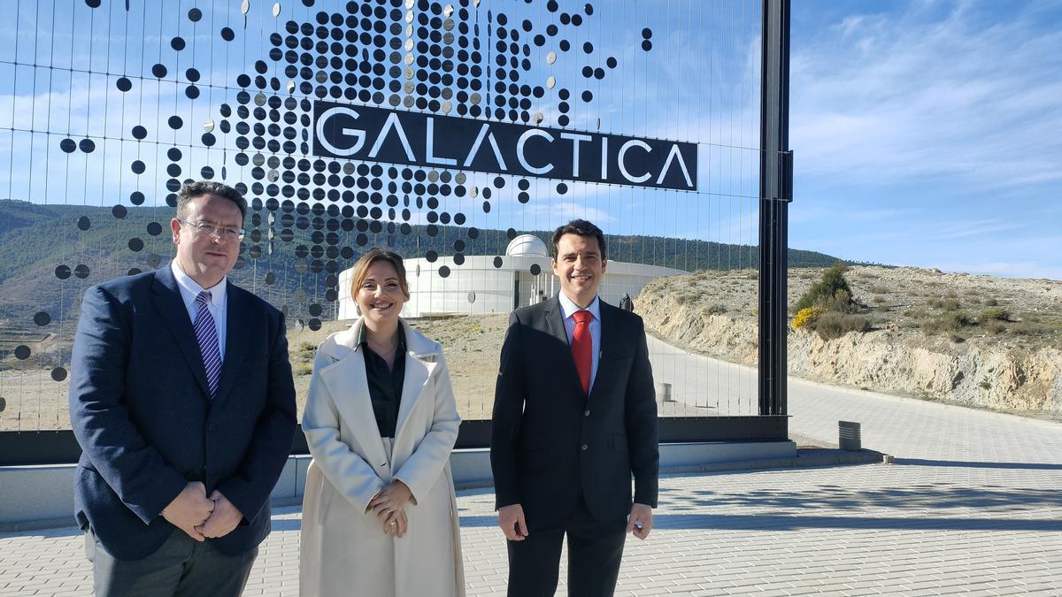 Maru Díaz, junto al alcalde de Arcos de las Salinas, José Luis Alvir, y el director del Cefca, Javier Cenarro.