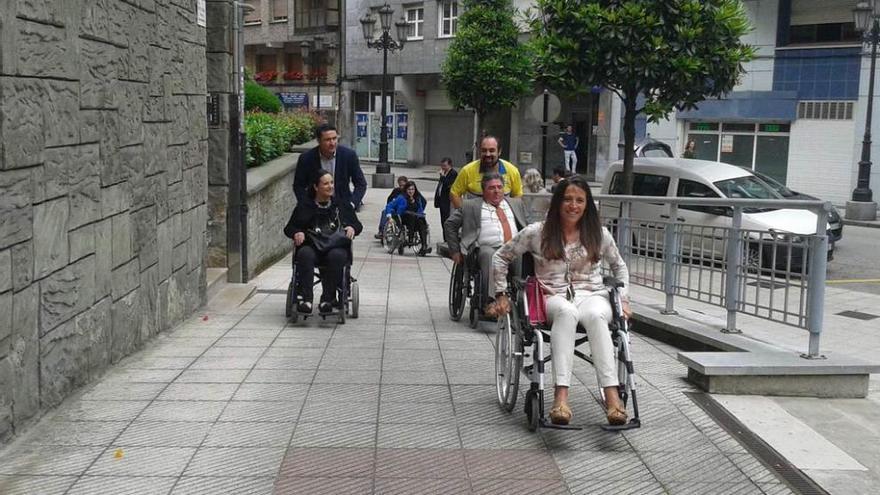 Mila Suárez Llana, de Du Pont, probando la silla de ruedas junto a otros representantes empresariales.