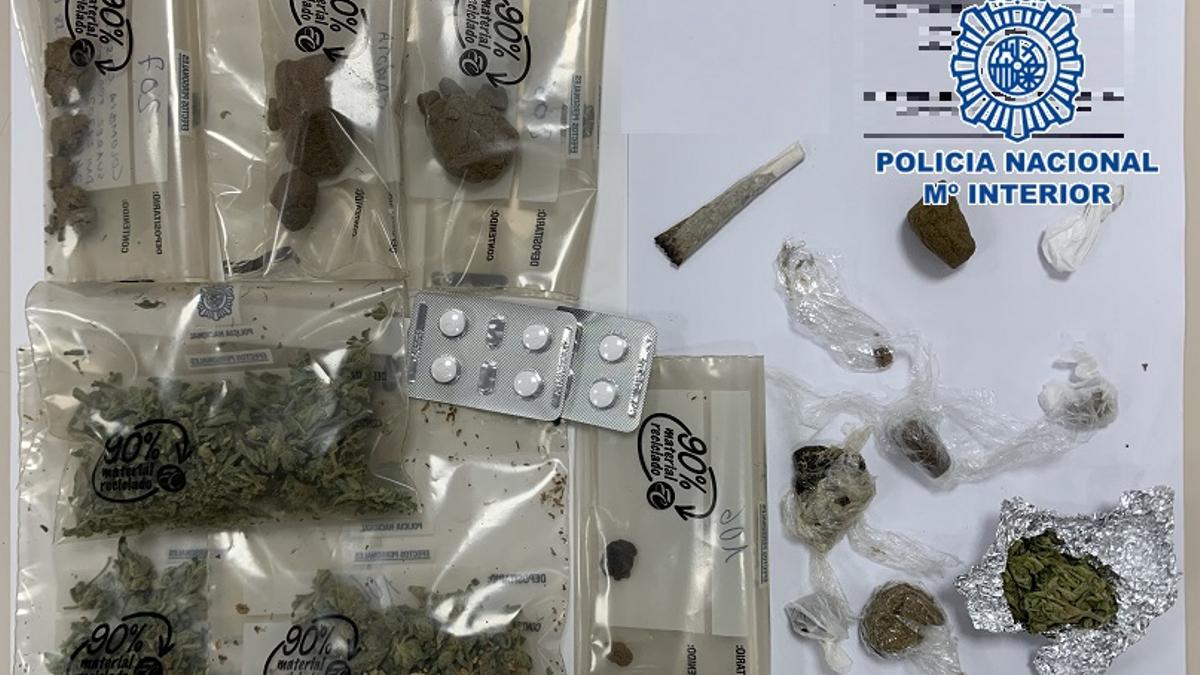 Droga intervenida en los dos registros de la Policía.