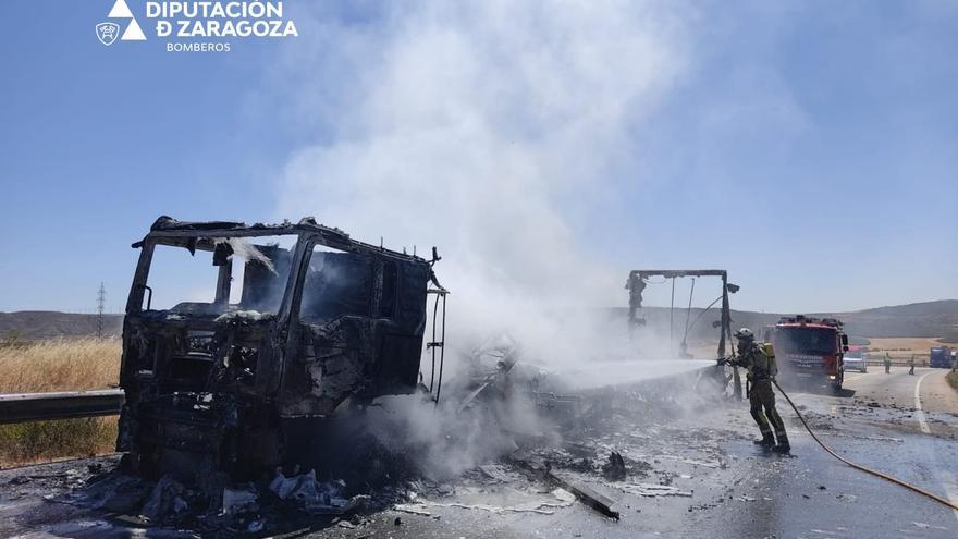 Son ya tres los camiones incendiados hoy en las carreteras de Aragón
