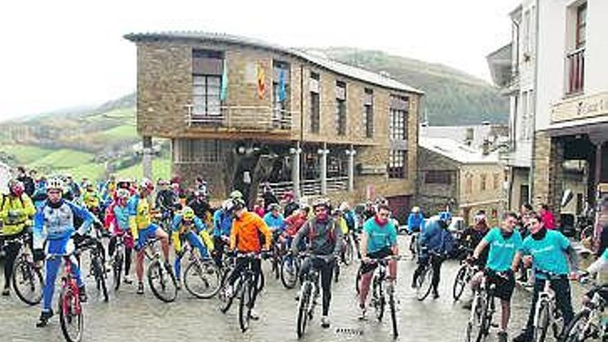 Los cicloturistas que participaron en Taramundi.