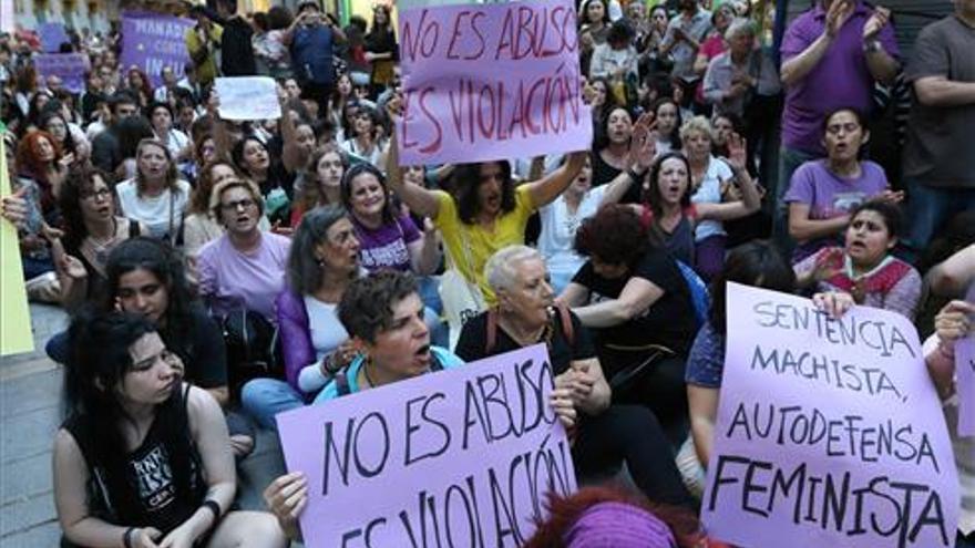 Condenan la &quot;represión policial&quot; a los manifestantes contra la sentencia a &#039;La Manada&#039;