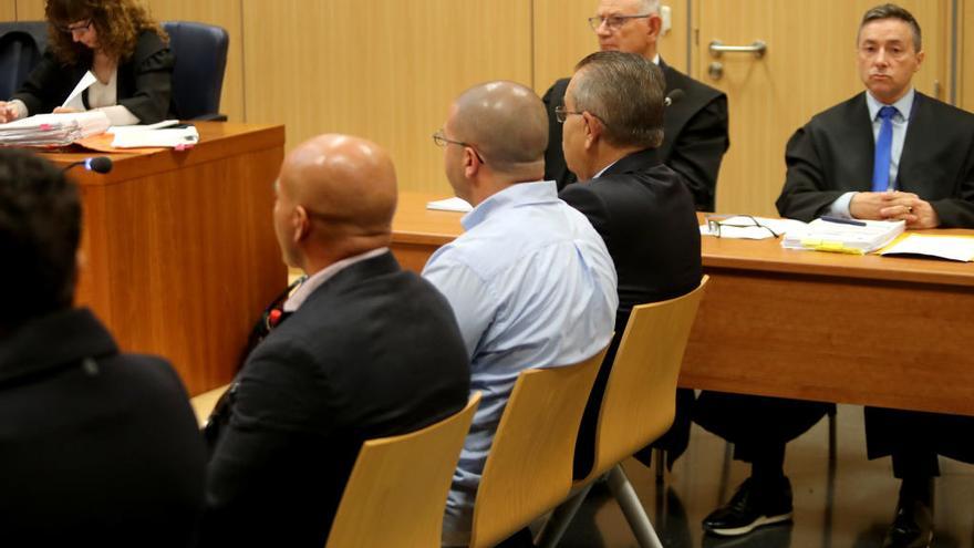 Juan Soler junto a los otros tres acusados por planear el secuestro de Vicente Soriano, ayer en la Audiencia Provincial de València.