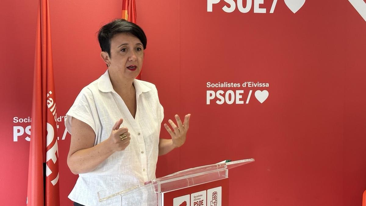 Elena López, portavoz del PSOE de Ibiza, en una rueda de prensa reciente.
