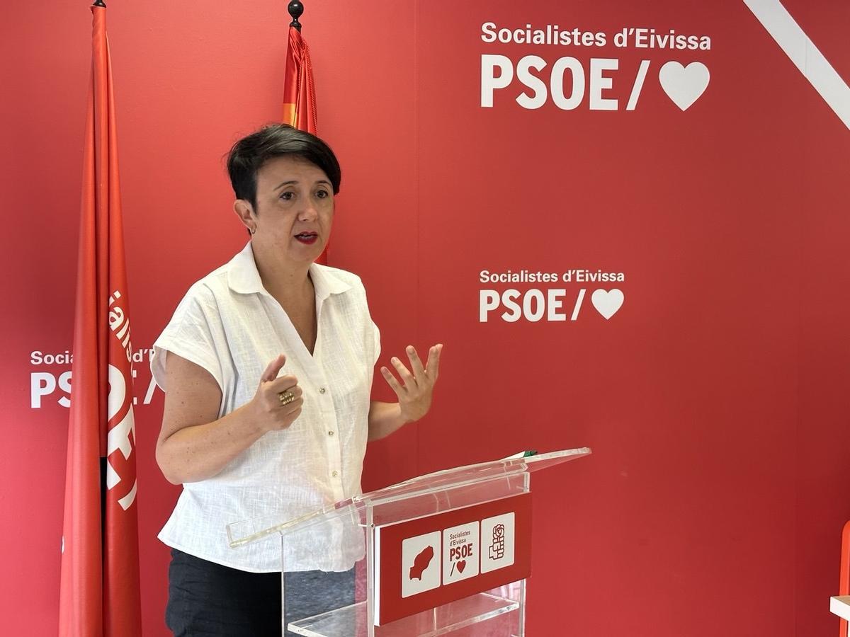 Elena López, portavoz del PSOE de Ibiza, en una rueda de prensa reciente.