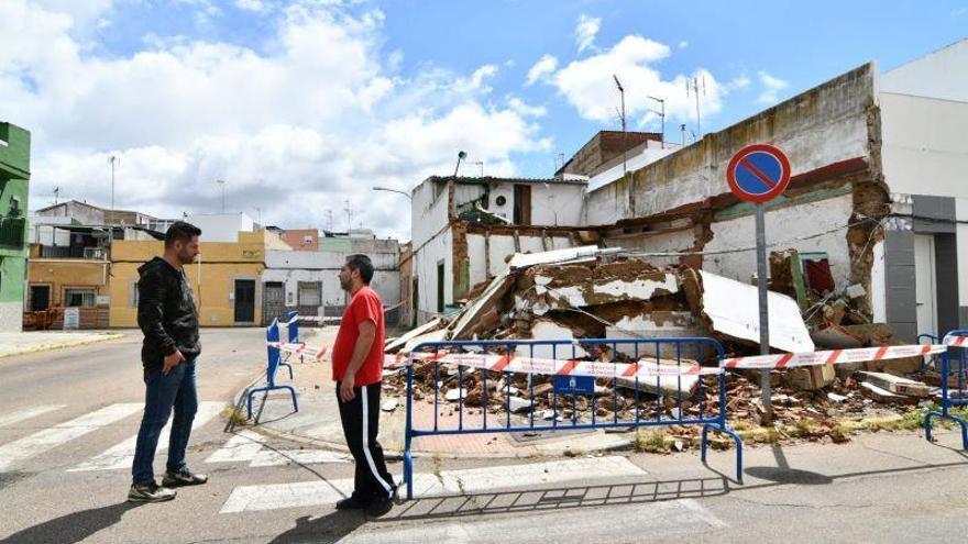 Un vecino abandona una casa poco antes de que se derrumbe en Badajoz