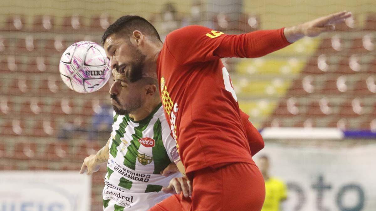 Jesús Rodríguez y Sepe pugnan por el balón en el último Córdoba Futsal-Industrias Santa Coloma en Vista Alegre.