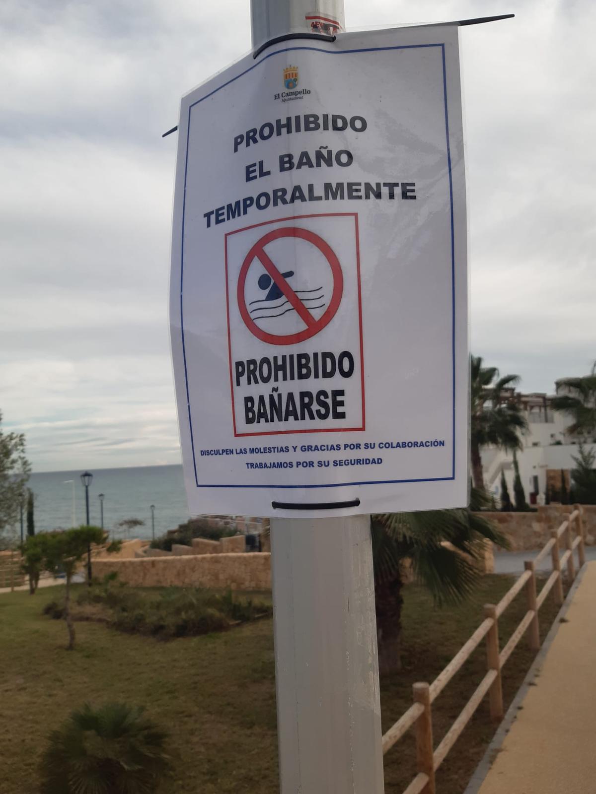 Cartel que informa del cierre de Cala Lanuza