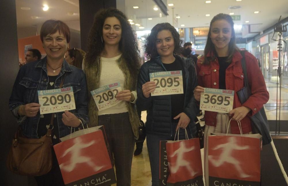 Recogida de dorsales en el Thader para la IV Carrera de la Mujer