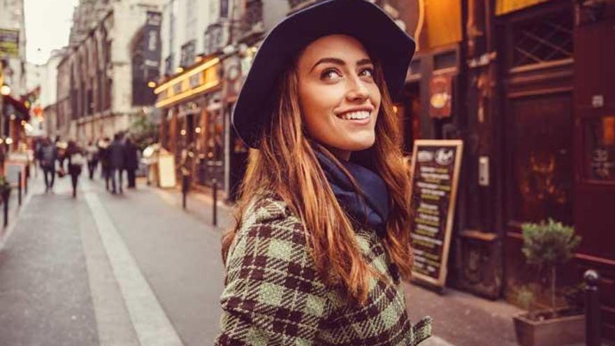 Una joven turista en una ciudad francesa.