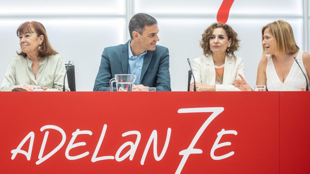 Cristina Narbona, Pedro Sánchez, María Jesús Montero y Pilar Bernabé, la cúpula del PSOE en una ejecutiva en Ferraz.