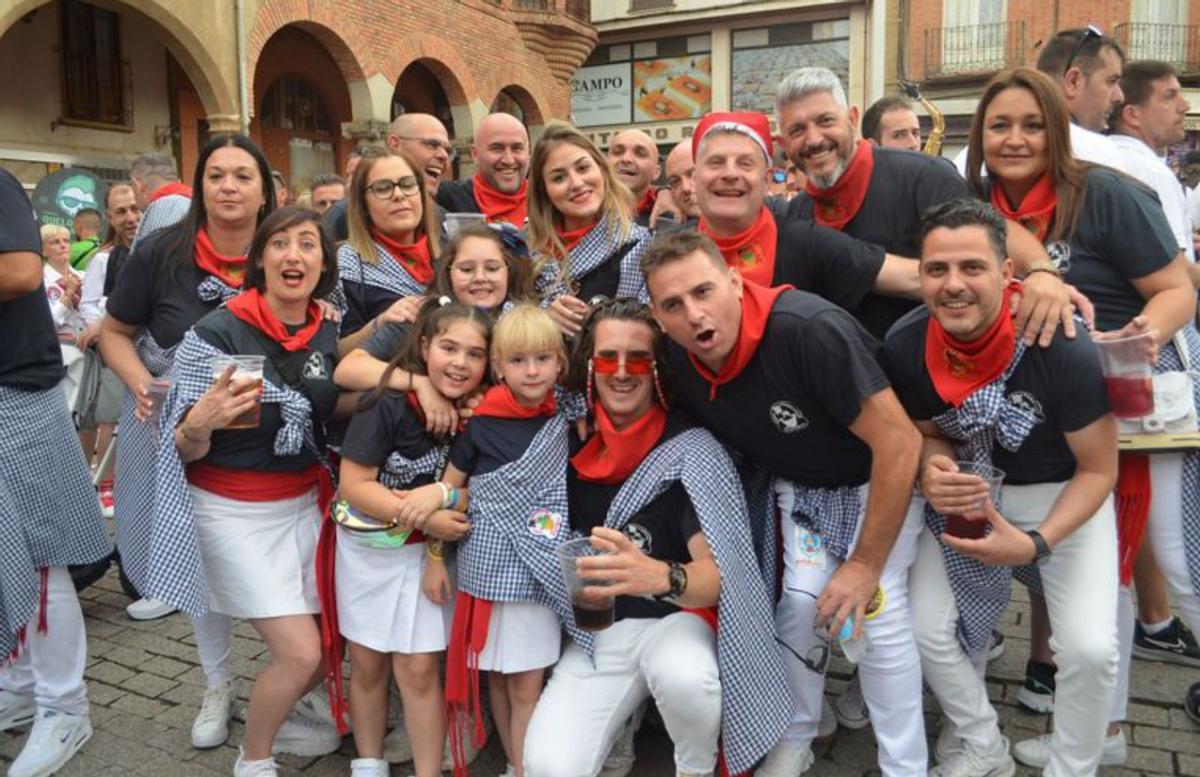 Un grupo de garrafones en la Plaza Mayor. | E. P.