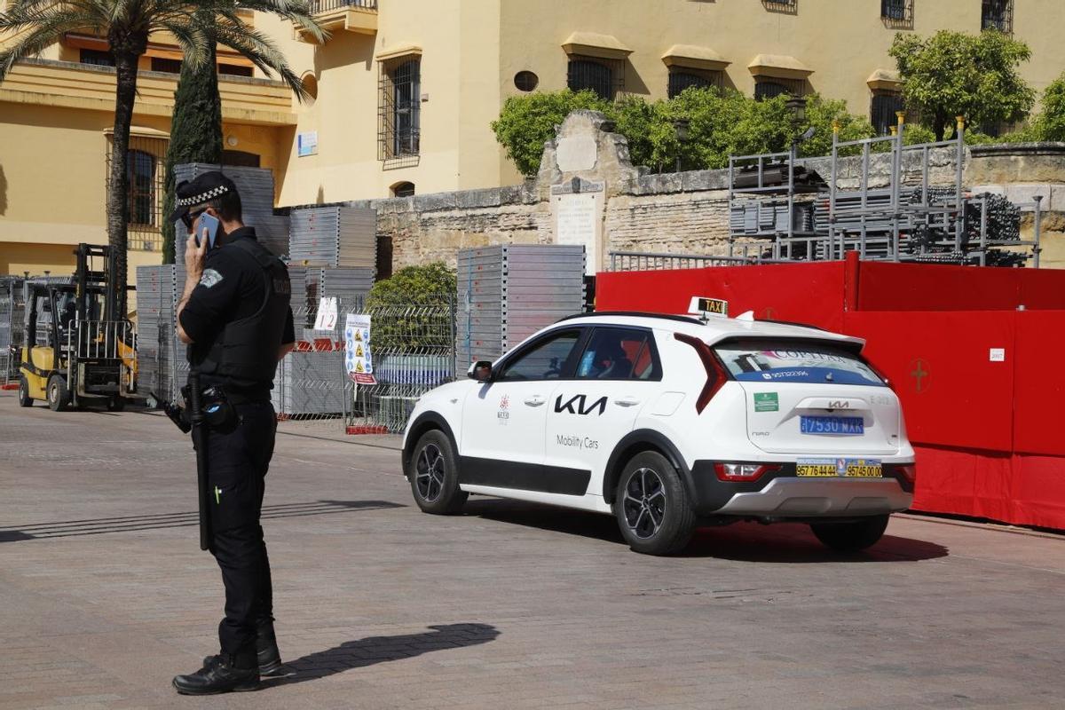 Un policía local habla por teléfono cerca de la carrera oficial.
