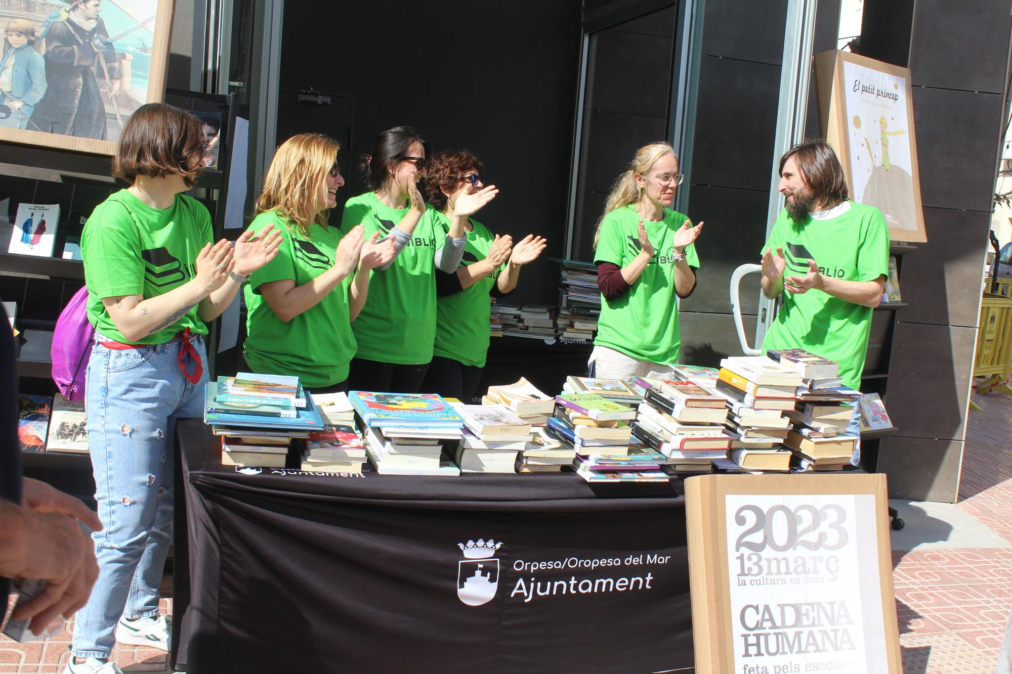 Cadena humana en Orpesa para trasladar libros a la nueva biblioteca