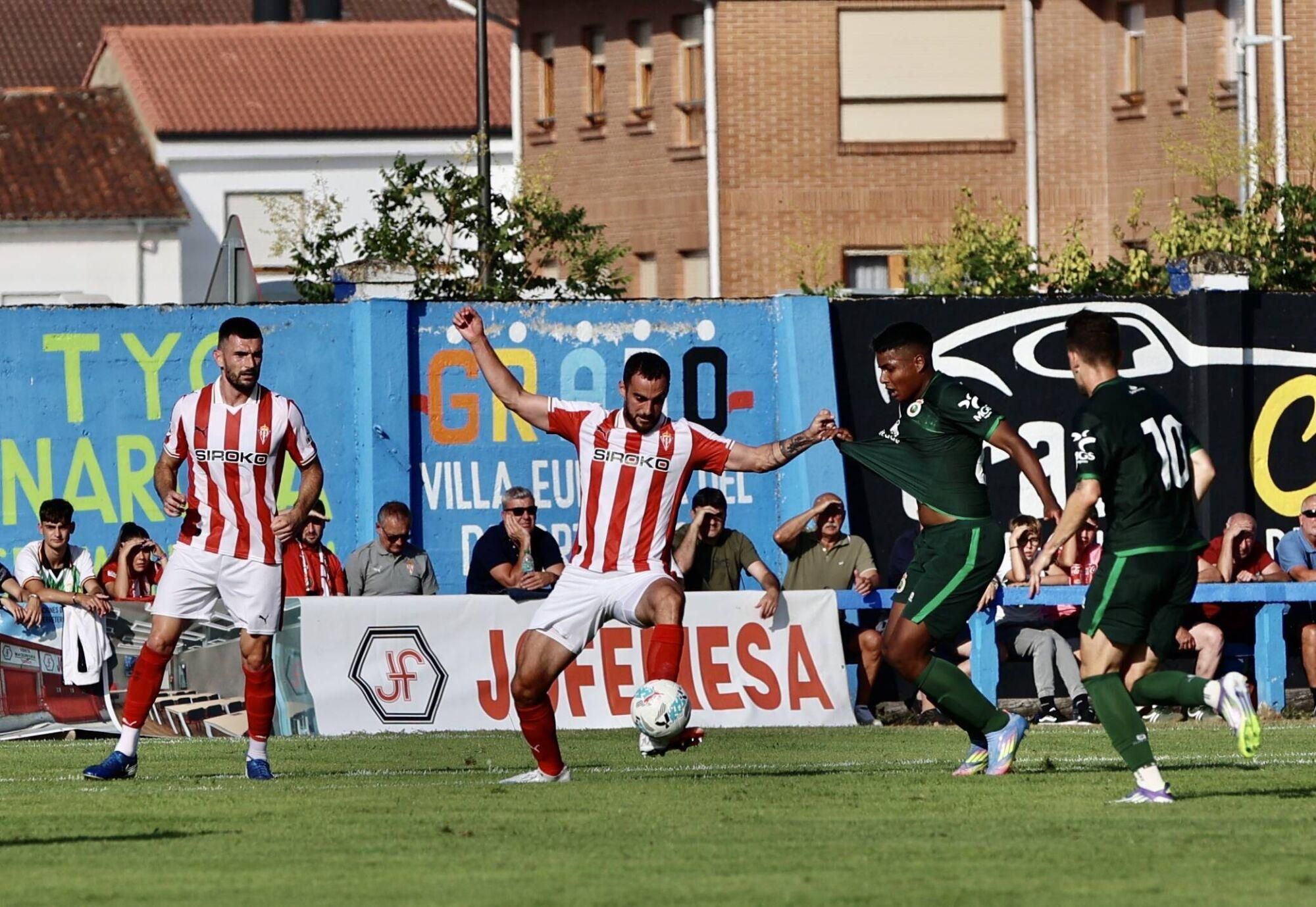 EN IMÁGENES: Amistoso de pretemporada en Grado entre Sporting y Racing de Santander