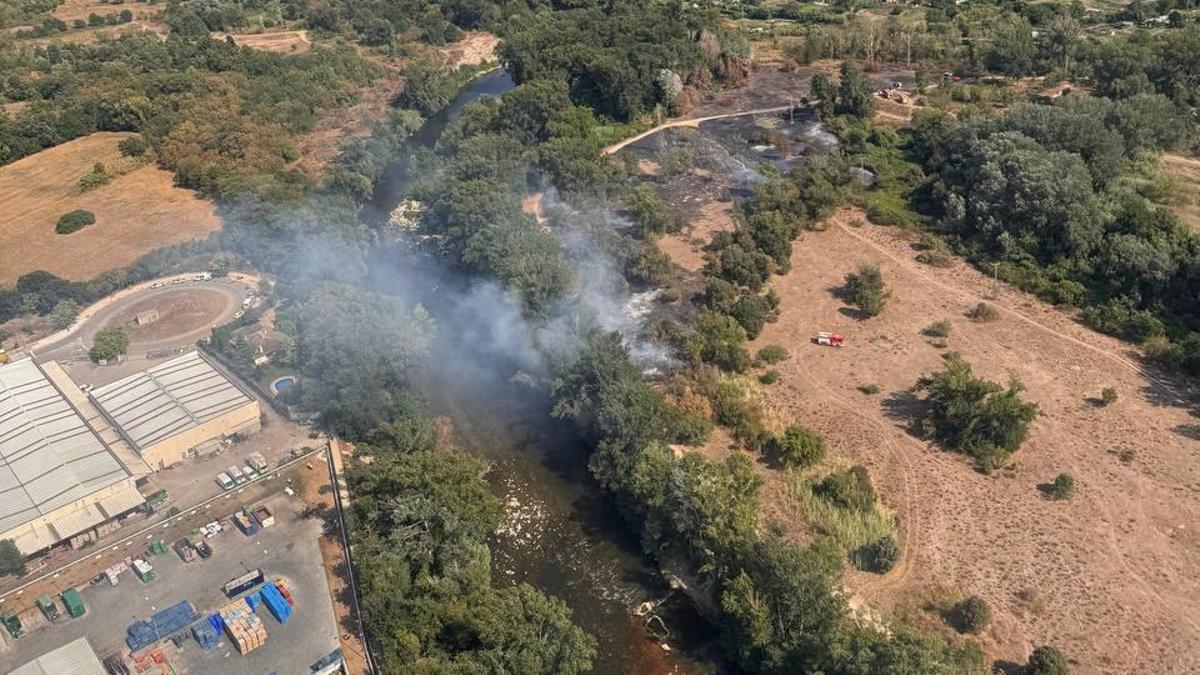 Els Bombers treballant en la zona de l'incendi