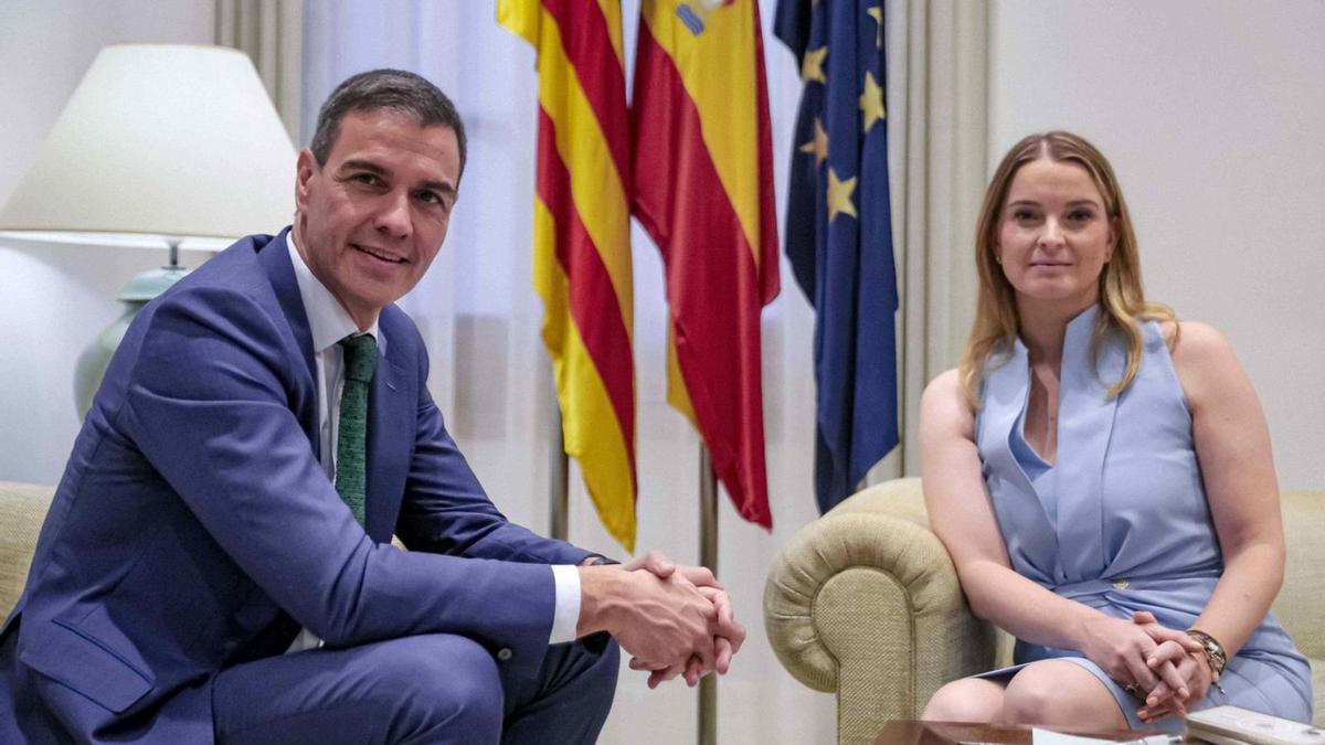 Marga Prohens, junto al presidente del Gobierno, Pedro Sánchez, en el Consolat de Mar el pasado 30 de julio.