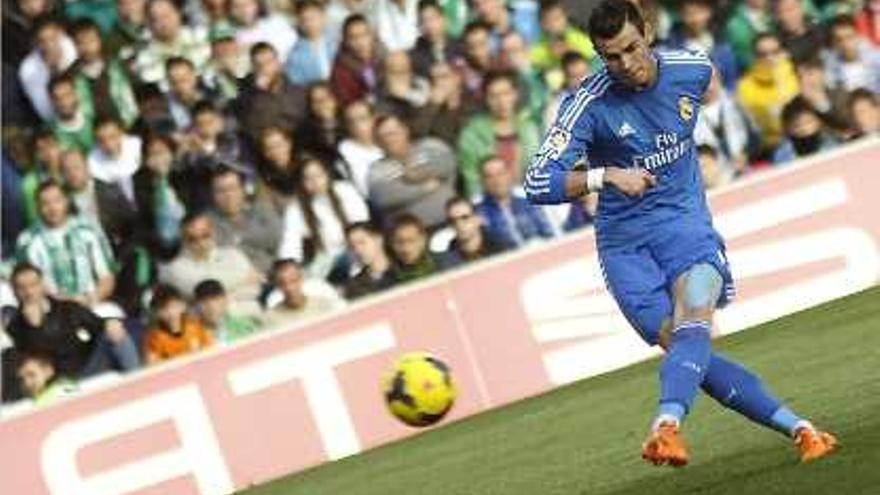 Gareth Bale va marcar el segon gol dels madridistes amb un impecable llençament de falta.