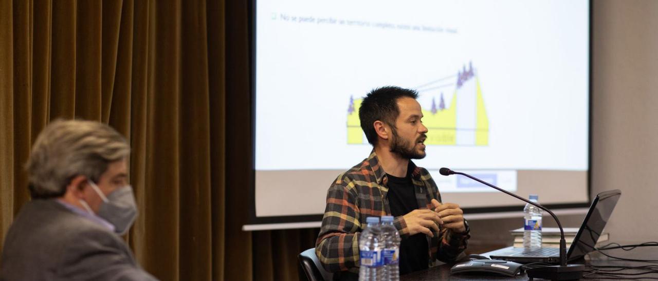 El doctor en Geografía, José Delgado, durante su charla en el curso de la UNED.