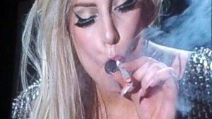 Lady Gaga es fuma un porro en ple concert