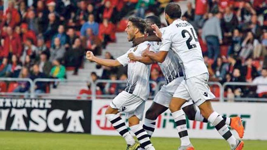 El capitán Javi Ros celebra con sus compañeros el gol que le daba el empate al Mallorca.