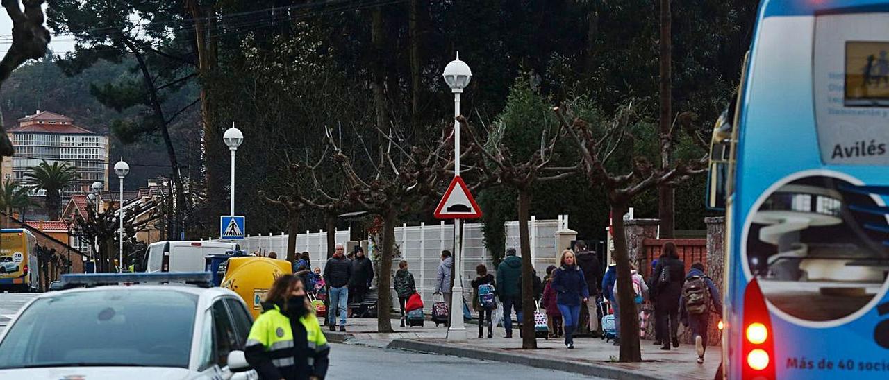 Alumnos se dirigen a su centro educativo en una imagen de archivo.