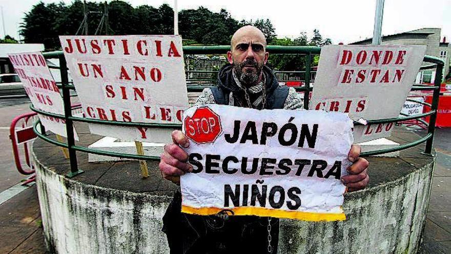 Jacobo Rodríguez encadenado en Praza do Rei.