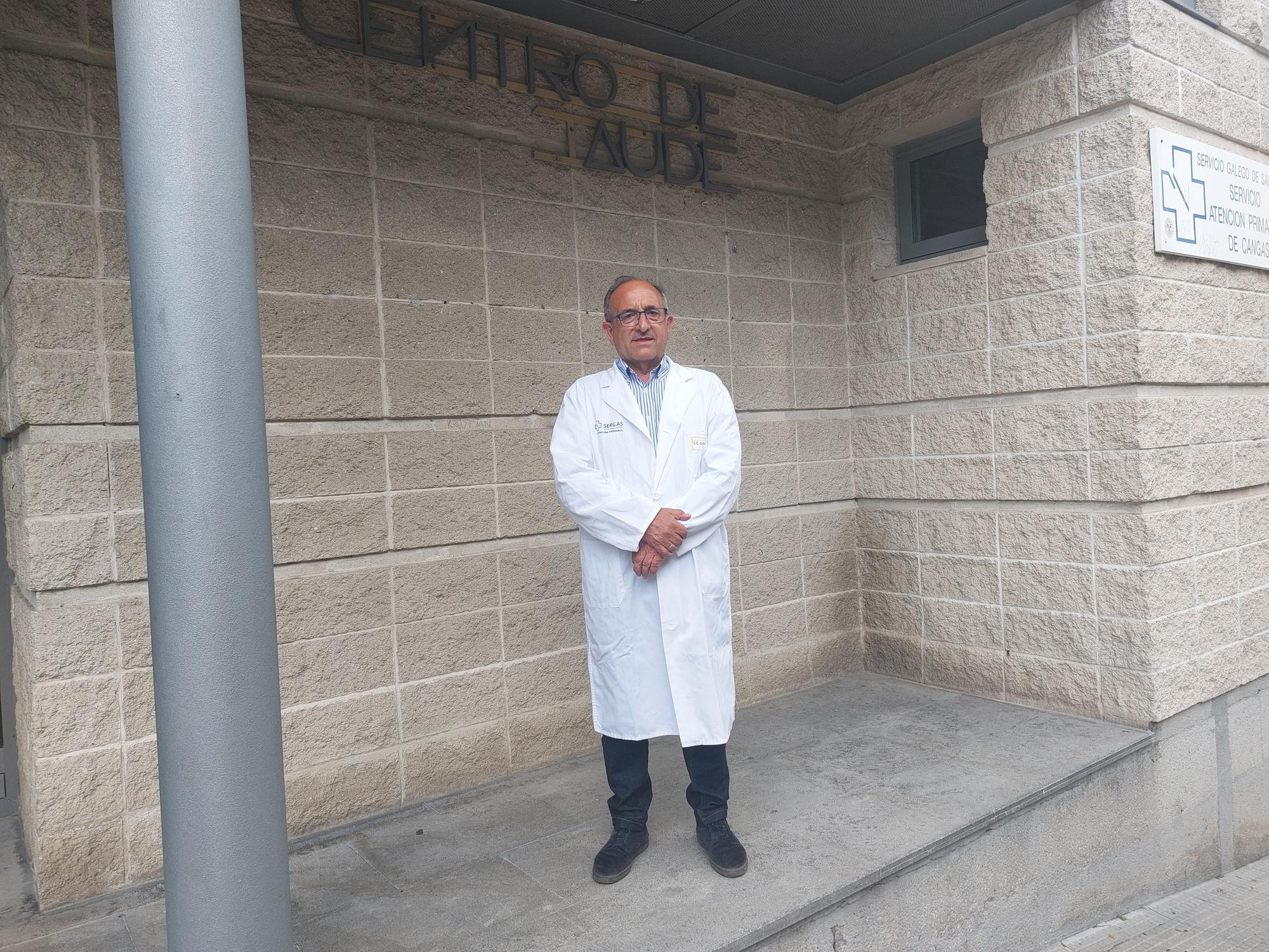 José Enrique Sotelo ante el centro de salud de Cangas en donde ejerce como médico.
