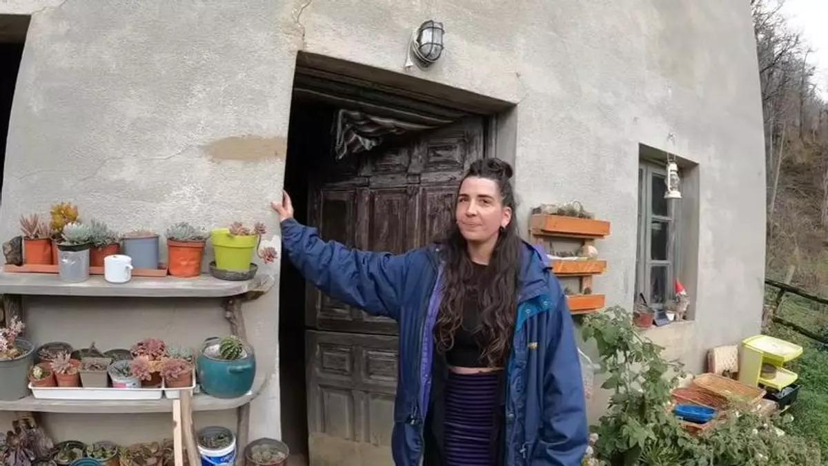 La María entrant a casa seva, enmig de les muntanyes asturianes, que ha rehabilitat tota sola