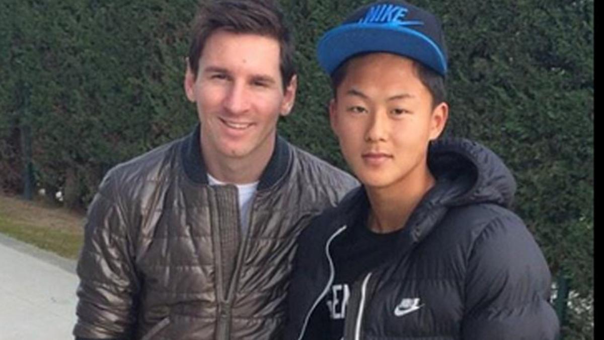 Muchos comparan a Lee con Messi. De momento, tiene que conformarse con hacerse fotos con él