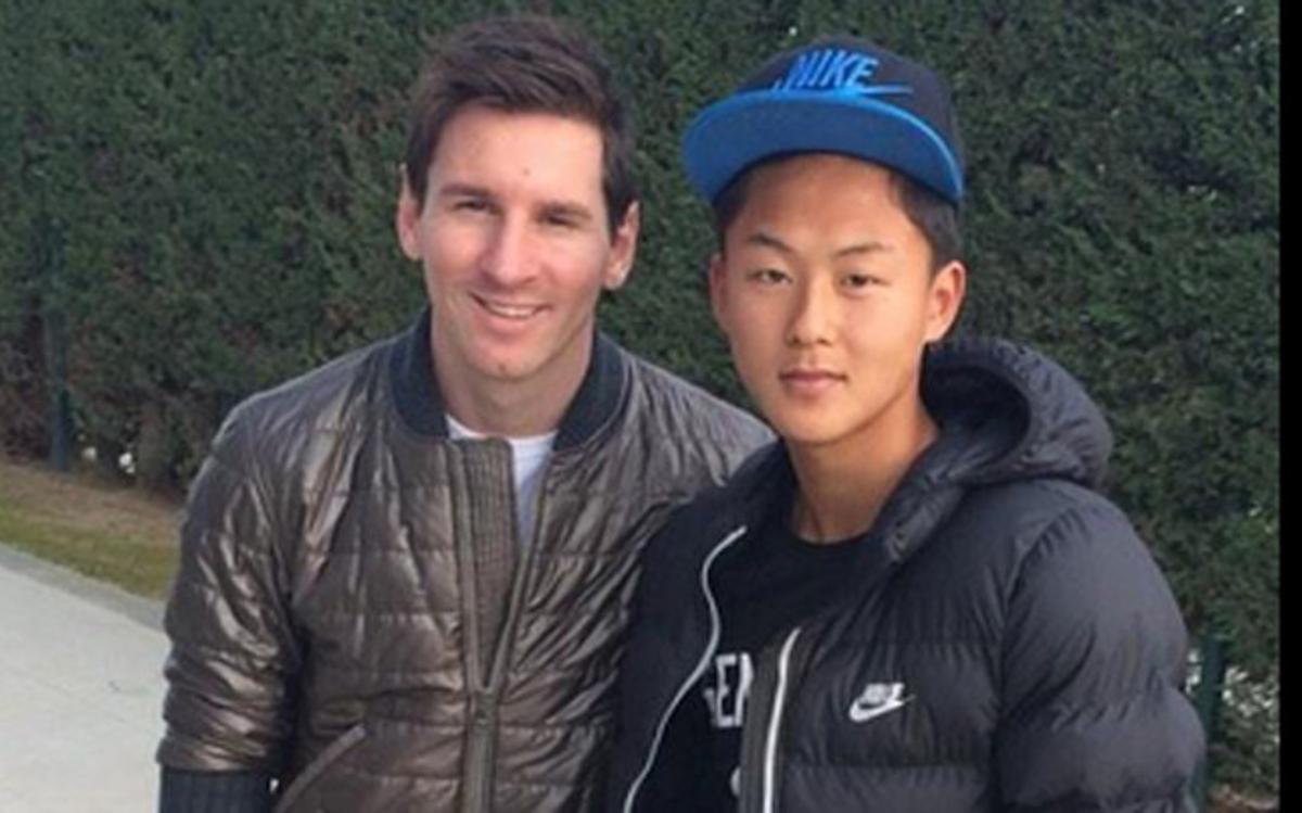 Muchos comparan a Lee con Messi. De momento, tiene que conformarse con hacerse fotos con él