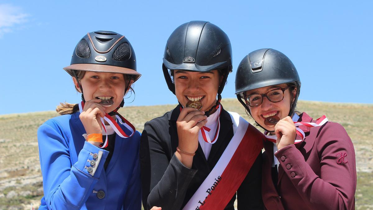 Lucía Losada (en el centro) con su medalla de oro.