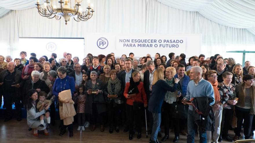 Feijóo con los familiares de los ediles del PP ya fallecidos homenajeados hoy en Pontevedra.